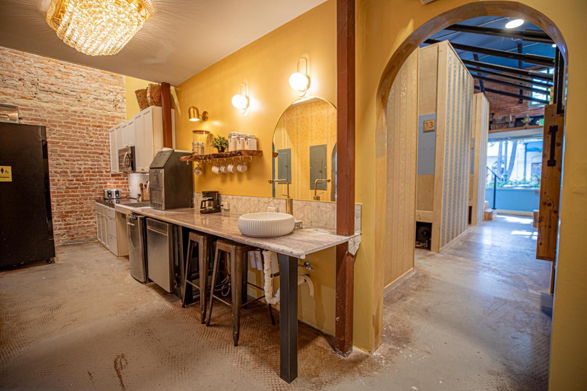 Social Stays - Santa Barbara'S First Hostel On State Street Buitenkant foto