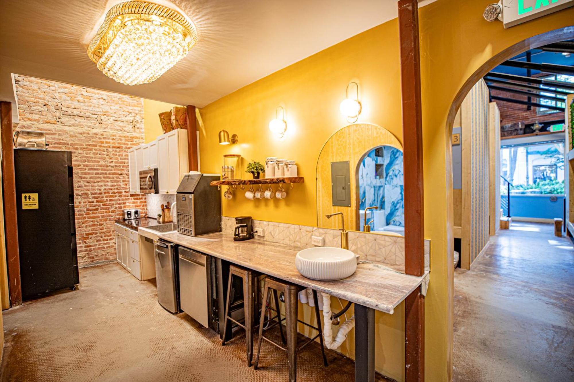 Social Stays - Santa Barbara'S First Hostel On State Street Buitenkant foto