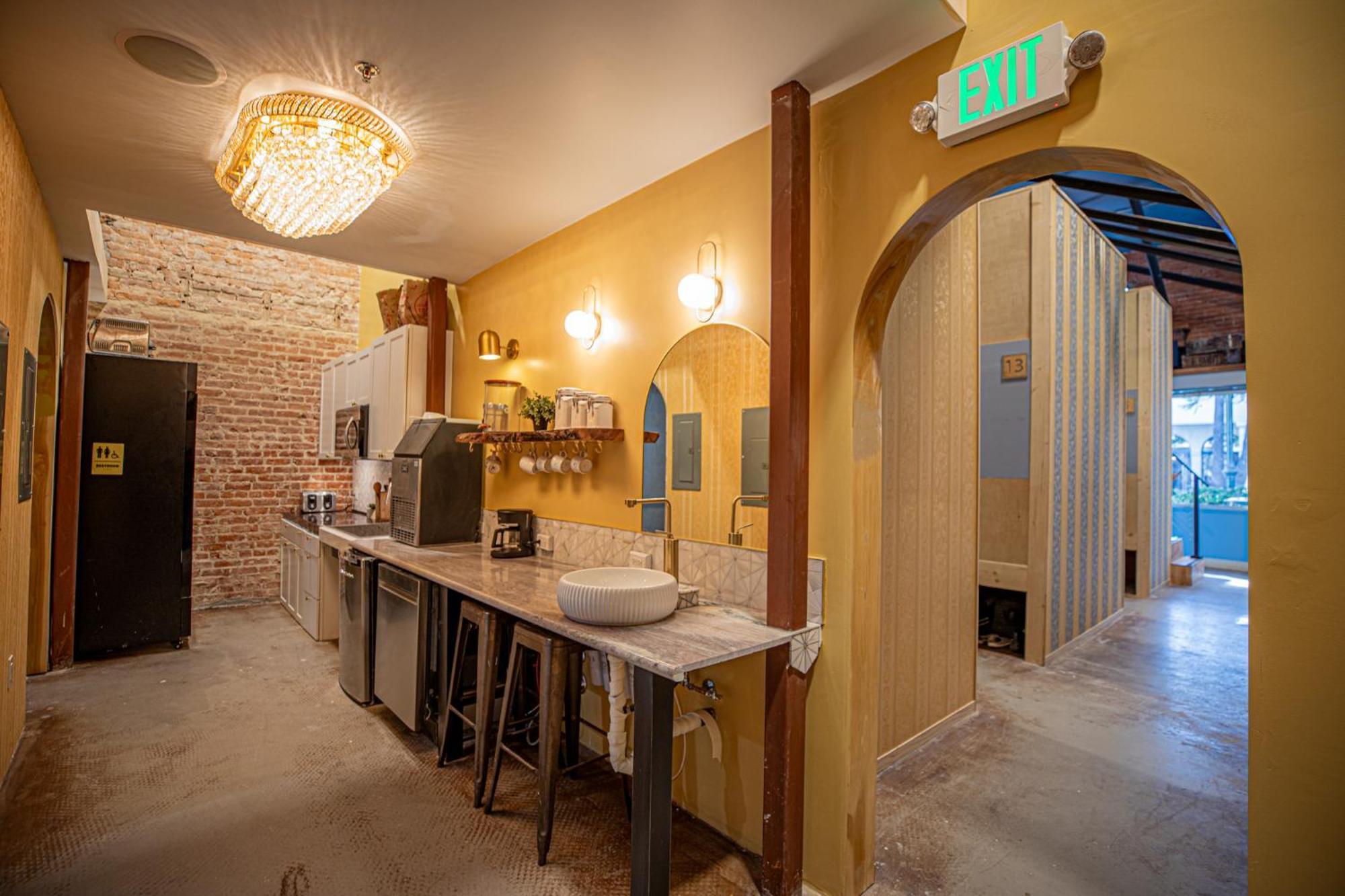 Social Stays - Santa Barbara'S First Hostel On State Street Buitenkant foto