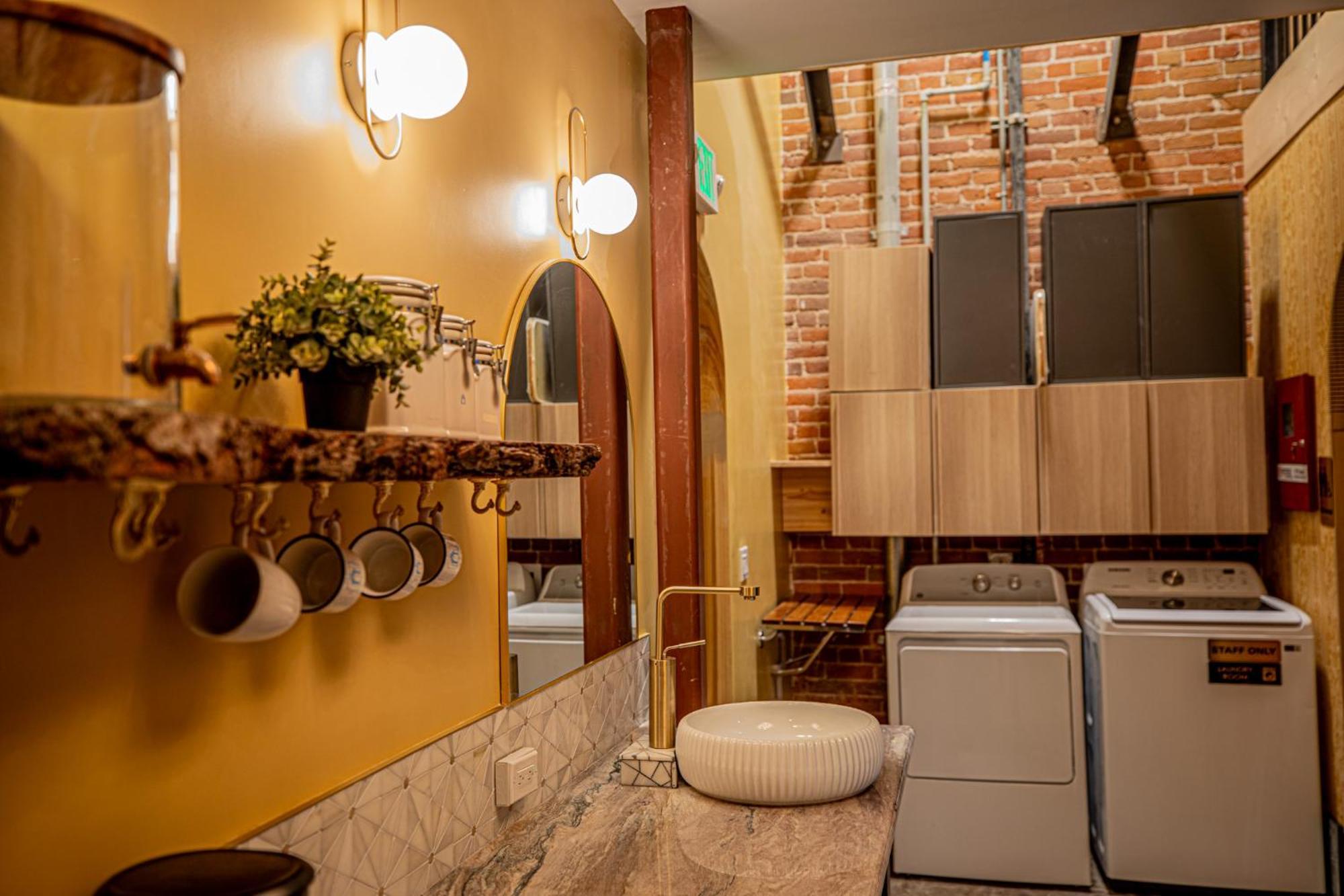 Social Stays - Santa Barbara'S First Hostel On State Street Buitenkant foto